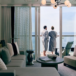 Par på balkong på cruiseskip i suite.