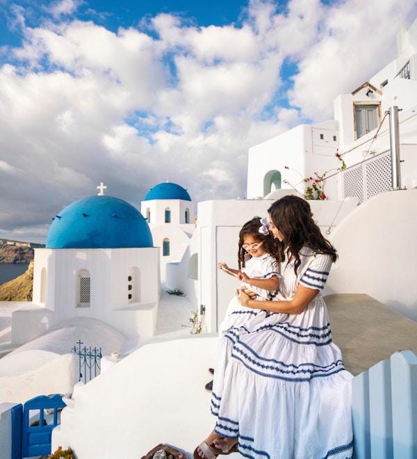 Mor og datter på Santorini i matchende kjoler