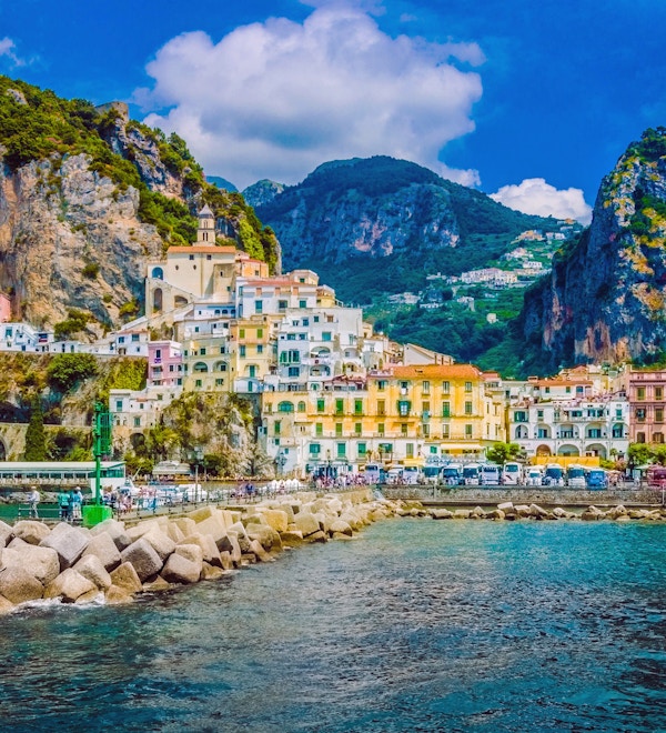 Amalfikysten, Campania, Sorrento, Italia. Utsikt over byen og havet om sommeren