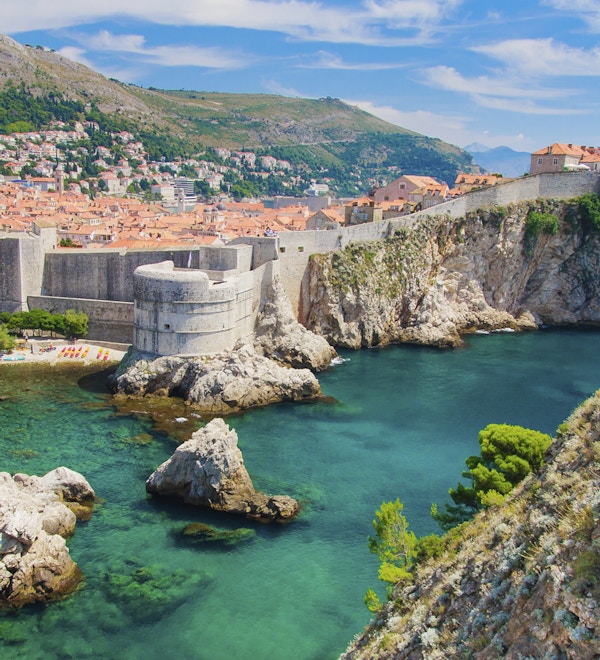 Det asurblå havet i bukten utenfor Dubrovnik