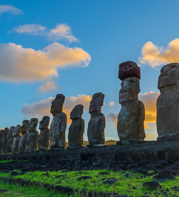 Solen skinner ved soloppgang på de femten Moai- statuene på Påskeøya i Stillehavet, Chile.