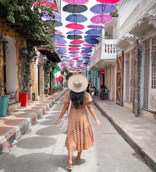 Kvinne går i vakker gate i Cartagena provinsen i Spania