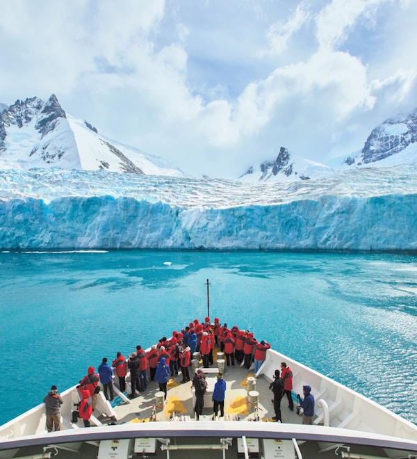 Gjester som observerer South Goergias Risting Glacier fra dekk.
