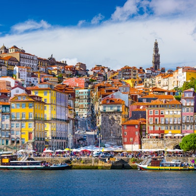 Porto, Portugal. Skyline over gamlebyen på motsatt side av Douroelven.