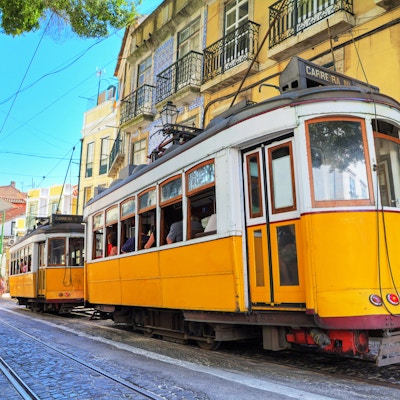 Nydelig bilde av de tradisjonelle gule trikkene i Lisboa, Portugal.