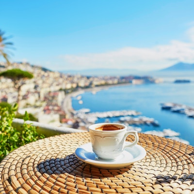 En kopp fersk espressokaffe på en kafé med utsikt over Vesuv-fjellet i Napoli, Campania, Sør-Italia
