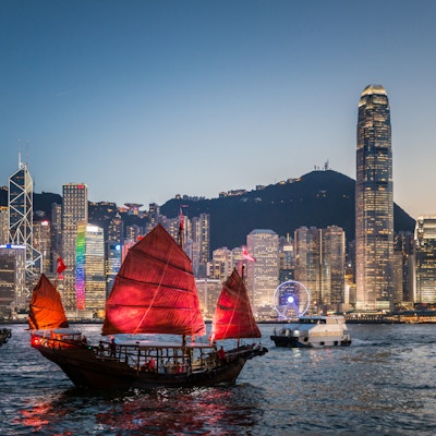 Tradisjonell søppelbåt som seiler over Victoria Harbour, Hong Kong.