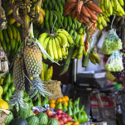 Det henger mange forskjellige frukter på markedsstanden i Kandy, Sri Lanka. Det er også store, gigantiske sitroner, så epler, bananer, avokado, mango, sukkerrør og andre.