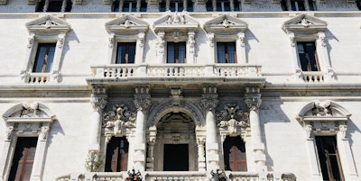 Genova bildeutsnitt av hvit historisk og vakker bygning