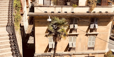 Genova historiske bygninger og trappeganger på vei opp til Spianata Castelletto